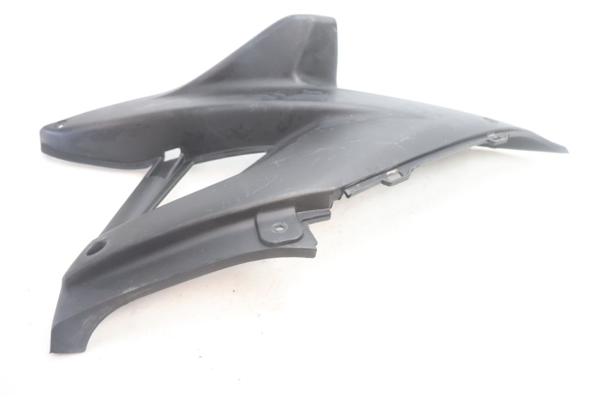 photo de TAPA BAJO ASIENTO DERECHO MBK NITRO 50 (2004 - 2008) - Detalles de los puntos de fijación