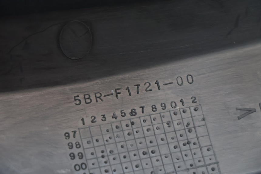 photo de TAPA BAJO ASIENTO DERECHO MBK NITRO 50 (2004 - 2008) - Marcados y referencias originales