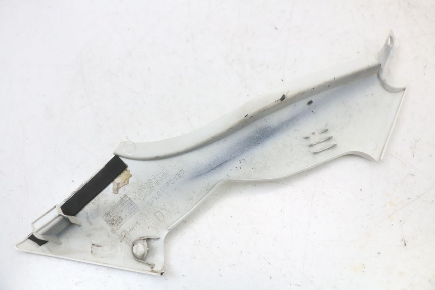 photo de TAPA BAJO ASIENTO DERECHO MOTO GUZZI NORGE 8V GT 1200 (2011 - 2016) - Primer plano técnico