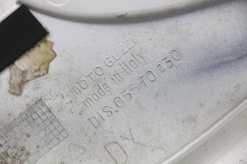 photo de TAPA BAJO ASIENTO DERECHO MOTO GUZZI NORGE 8V GT 1200 (2011 - 2016) - Detalles de los puntos de fijación