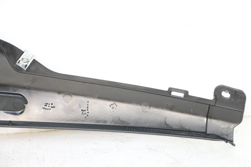 photo de TAPA BAJO ASIENTO DERECHO PIAGGIO NRG POWER PUREJET 50 (2018 - 2021) - Primer plano técnico