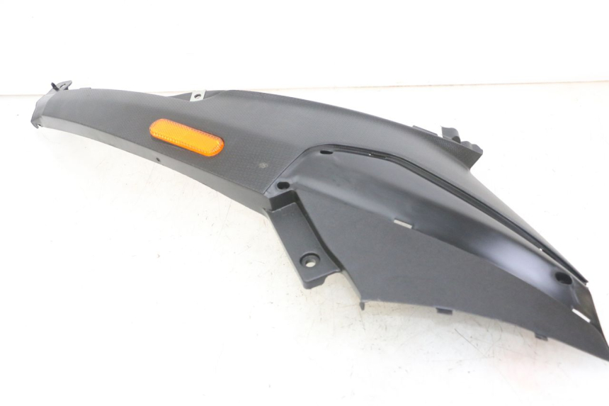 photo de TAPA BAJO ASIENTO DERECHO PIAGGIO NRG POWER PUREJET 50 (2018 - 2021) - Primer plano técnico