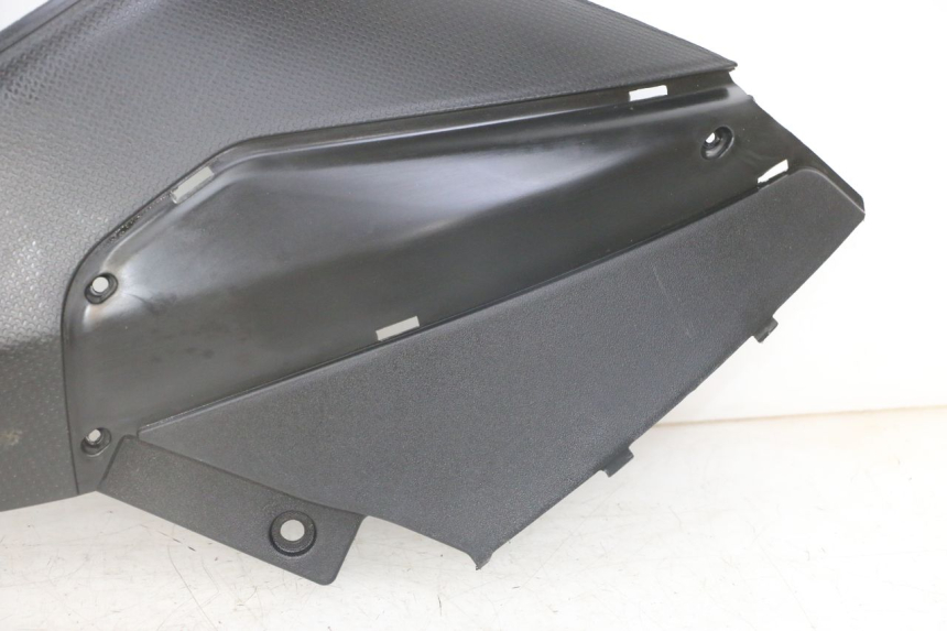 photo de TAPA BAJO ASIENTO DERECHO PIAGGIO NRG POWER PUREJET 50 (2018 - 2021) - Marcados y referencias originales