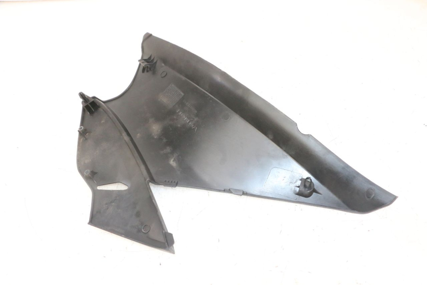 photo de TAPA BAJO ASIENTO DERECHO HONDA NTV DEAUVILLE ABS 700 (2007 - 2016) - Detalle de la pieza