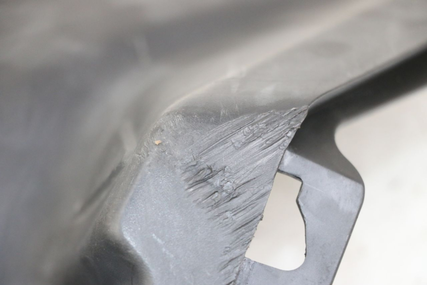 photo de TAPA BAJO EL ASIENTO DERECHO SYM ORBIT III 3 4T 50 (2018 - 2021) - Detalle de la pieza