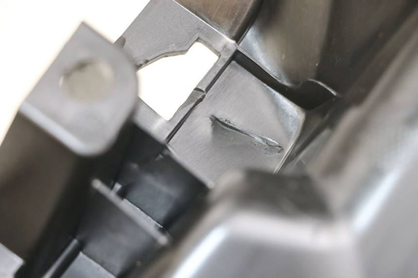 photo de TAPA BAJO EL ASIENTO DERECHO SYM ORBIT III 3 4T 50 (2018 - 2021) - Zoom estado de uso