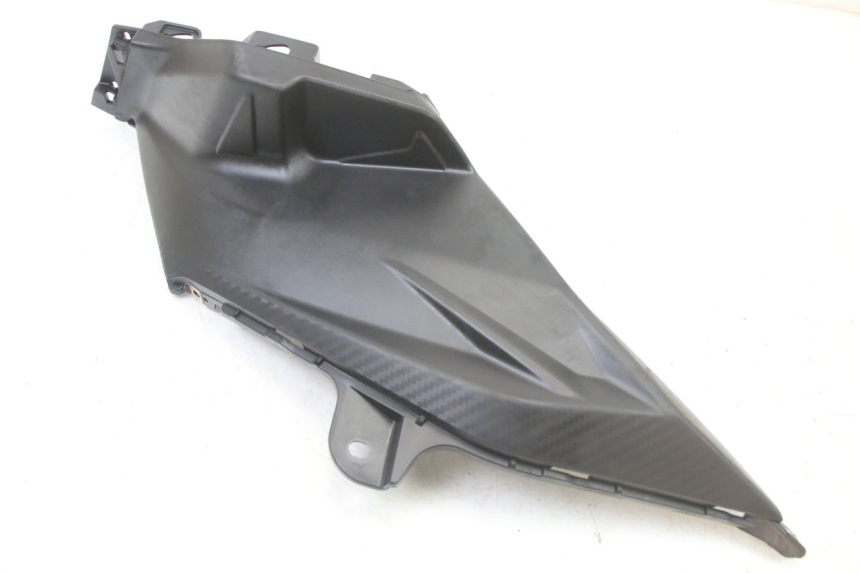 photo de TAPA BAJO ASIENTO DERECHO SYM ORBIT III 3 4T 50 (2021 - 2025) - Detalle de la pieza