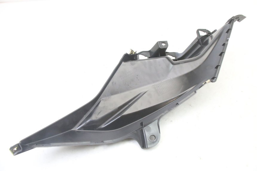 photo de TAPA BAJO ASIENTO DERECHO SYM ORBIT III 3 4T 50 (2021 - 2025) - Otra perspectiva