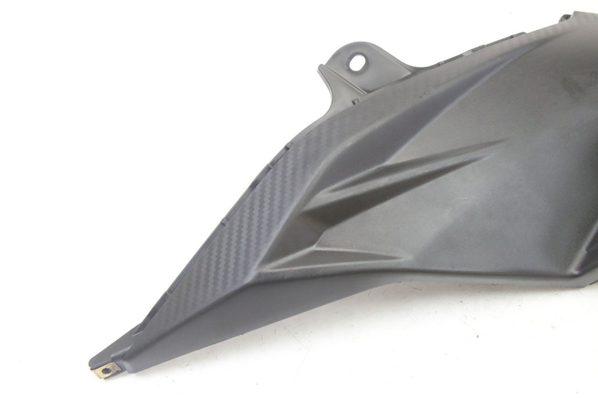 photo de TAPA BAJO ASIENTO DERECHO SYM ORBIT III 3 4T 50 (2021 - 2025) - Detalle de la pieza