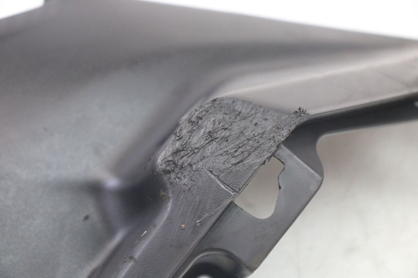 photo de TAPA BAJO ASIENTO DERECHO SYM ORBIT III 3 4T 50 (2021 - 2025) - Otra perspectiva