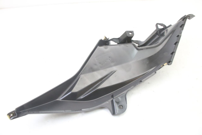 photo de TAPA BAJO ASIENTO DERECHO SYM ORBIT III 3 4T 50 (2021 - 2025) - Detalles de los puntos de fijación