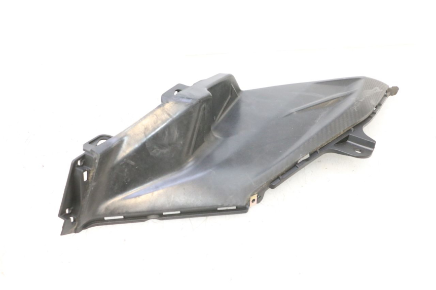 photo de TAPA BAJO EL ASIENTO DERECHO SYM ORBIT III 3 4T 50 (2018 - 2021) - Detalles de los puntos de fijación