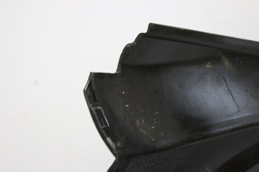 photo de TAPA BAJO EL ASIENTO DERECHO KEEWAY OUTLOOK 125 (2007 - 2013) - Primer plano técnico