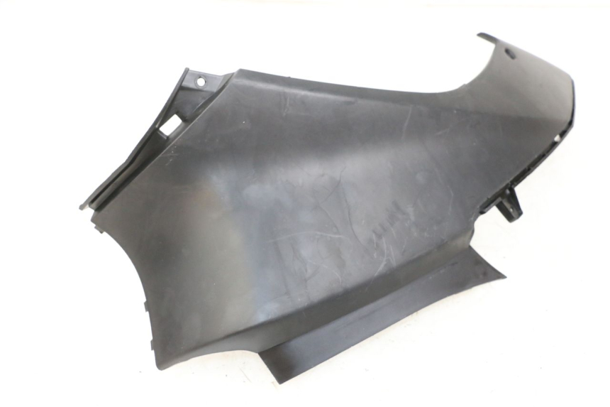 photo de TAPA BAJO ASIENTO DERECHO MBK OVETTO ONE 2T 50 (2013 - 2017) - Otra perspectiva