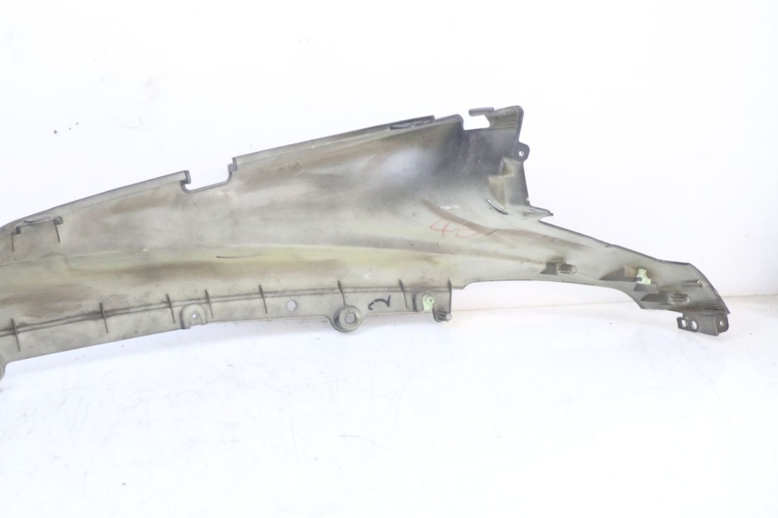 photo de TAPA BAJO ASIENTO DERECHO PEUGEOT DJANGO 125 (2014 - 2017) - Estado de la superficie y material