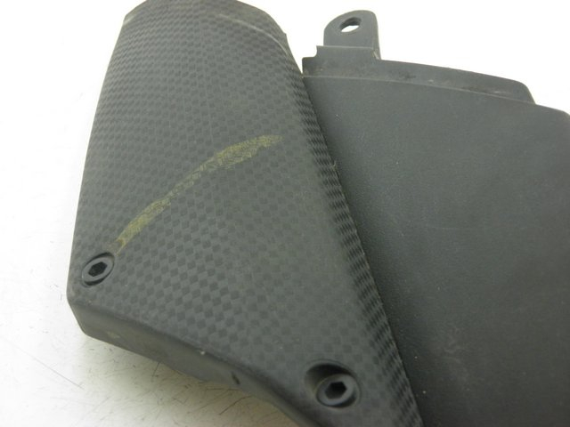 photo de TAPA BAJO ASIENTO DERECHO PEUGEOT JET FORCE CARBU 50 (2003 - 2016) - Detalle de la pieza