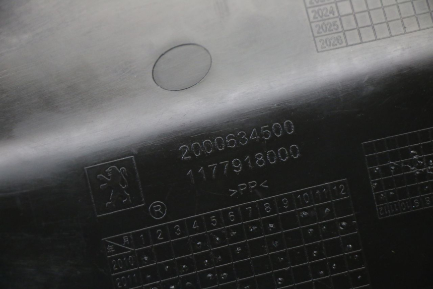 photo de TAPA BAJO ASIENTO DERECHO PEUGEOT STREETZONE I 2T 50 (2018 - 2020) - Primer plano técnico