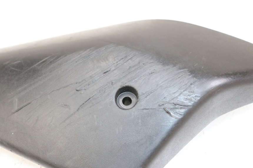photo de TAPA BAJO ASIENTO DERECHO PEUGEOT TKR TREKKER FURIOUS 50 (2005 - 2014) - Primer plano técnico