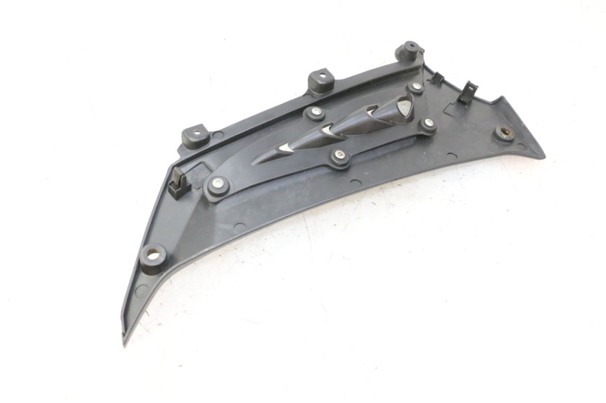 photo de TAPA BAJO ASIENTO DERECHO MAG POWER R-STREET 50 (2016 - 2025) - Primer plano técnico