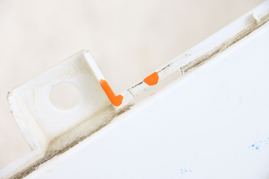 photo de TAPA BAJO ASIENTO DERECHO EUROCKA R8 4T 50 (2013 - 2022) - Detalles de los puntos de fijación