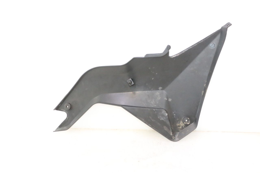photo de TAPA BAJO ASIENTO DERECHO YAMASAKI ROADSTER 50 (2013 - 2018) - Detalle de la pieza