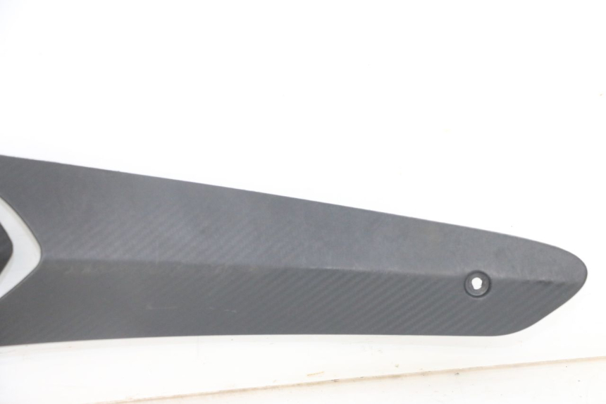 photo de TAPA BAJO ASIENTO DERECHO GILERA RUNNER SL 50 (2006 - 2009) - Detalles de los puntos de fijación