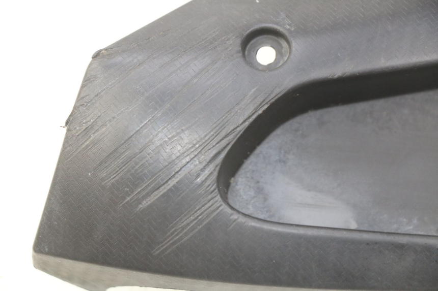 photo de TAPA BAJO EL ASIENTO DERECHO. GILERA RUNNER SP 50 (2009 - 2017) - Primer plano técnico