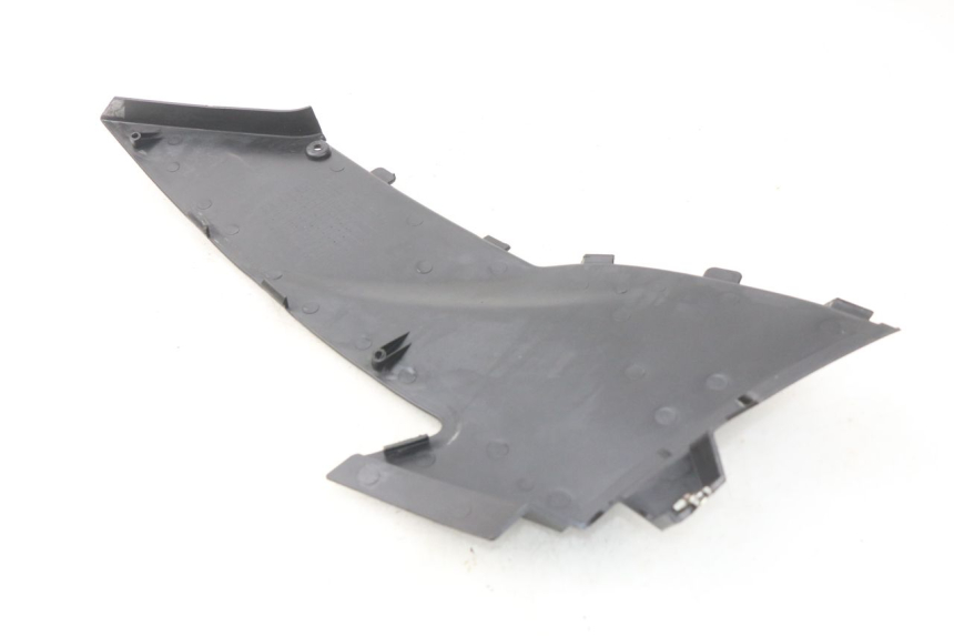 photo de TAPA BAJO EL ASIENTO DERECHO DAELIM S2 FI 125 (2008 - 2017) - Detalle de la pieza