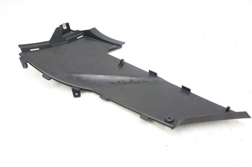 photo de TAPA BAJO EL ASIENTO DERECHO DAELIM S2 FI 125 (2008 - 2017) - Detalle de la pieza