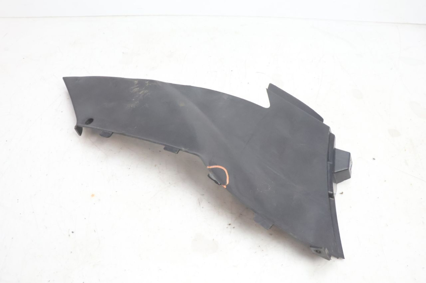 photo de TAPA BAJO ASIENTO DERECHO DAELIM S2 125 (2006 - 2007) - Primer plano técnico
