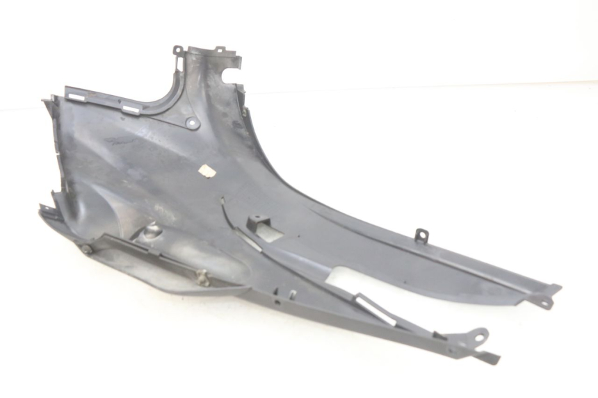 photo de TAPA BAJO EL ASIENTO DERECHO SUZUKI SIXTEEN 125 (2008 - 2010) - Detalle de la pieza