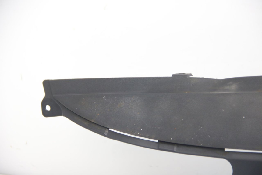 photo de TAPA BAJO EL ASIENTO DERECHO SUZUKI SIXTEEN 125 (2008 - 2010) - Enfoque en la estructura