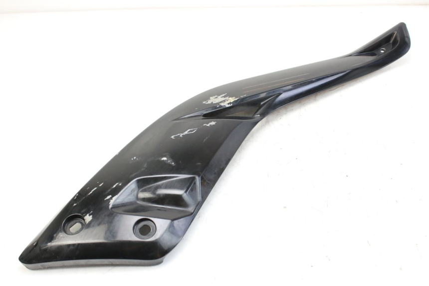 photo de TAPA BAJO EL ASIENTO DERECHO MBK SKYCRUISER 125 (2010 - 2013) - Primer plano técnico