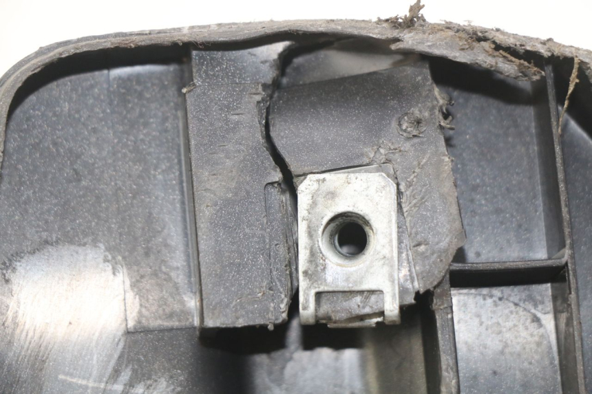 photo de TAPA BAJO EL ASIENTO DERECHO. APRILIA SR 2T 50 (2012 - 2017) - Detalle de la pieza