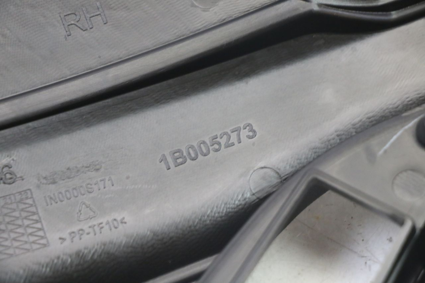 photo de TAPA BAJO ASIENTO DERECHO APRILIA SR 2T 50 (2018 - 2022) - Primer plano técnico