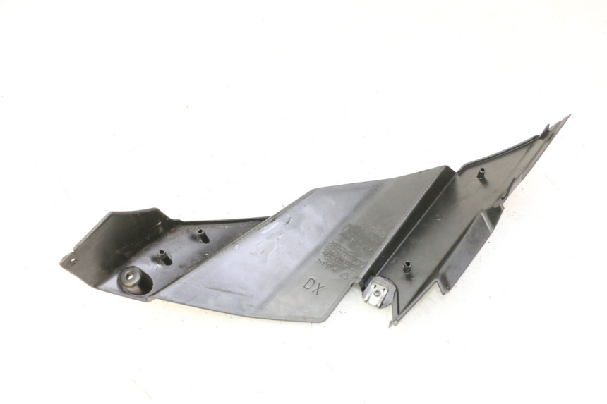 photo de TAPA BAJO ASIENTO DERECHO APRILIA SR R 2T LC 50 (2018 - 2021) - Zoom estado de uso