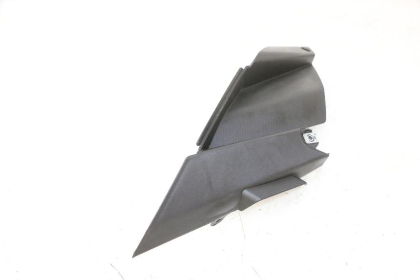 photo de TAPA BAJO ASIENTO DERECHO APRILIA SR R 2T LC 50 (2018 - 2021) - Primer plano técnico