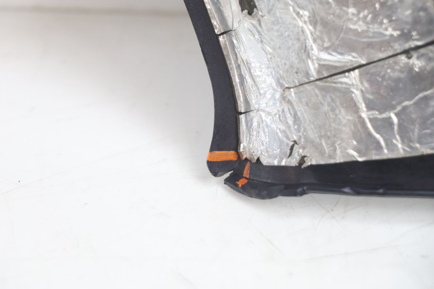 photo de TAPA BAJO ASIENTO DERECHO HONDA ST PAN EUROPEAN 1100 (1990 - 2002) - Detalles de los puntos de fijación