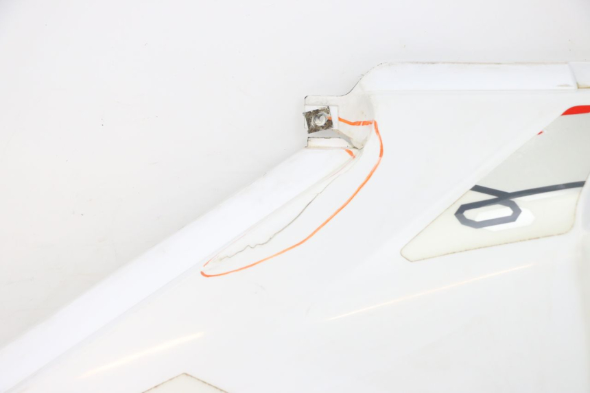 photo de TAPA DEBAJO DEL ASIENTO DERECHO HYTRACK ST 170 (2020 - 2024) - Otra vista del artículo