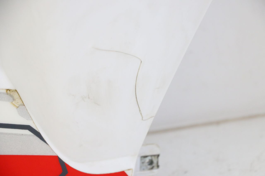 photo de TAPA DEBAJO DEL ASIENTO DERECHO HYTRACK ST 170 (2020 - 2024) - Características distintivas