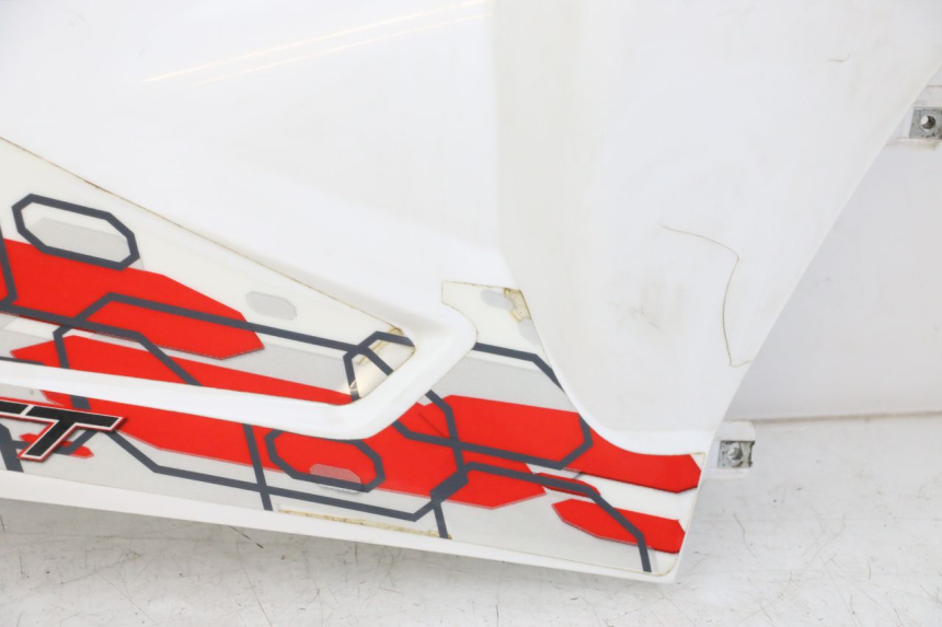 photo de TAPA DEBAJO DEL ASIENTO DERECHO HYTRACK ST 170 (2020 - 2024) - Zoom sobre los componentes