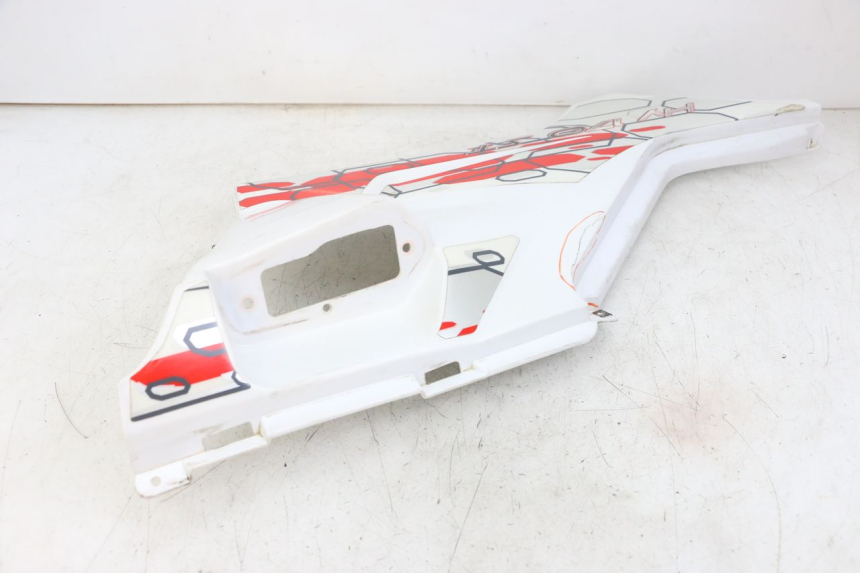 photo de TAPA DEBAJO DEL ASIENTO DERECHO HYTRACK ST 170 (2020 - 2024) - Estado de la superficie y material