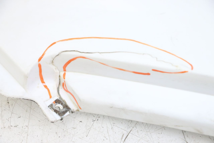 photo de TAPA DEBAJO DEL ASIENTO DERECHO HYTRACK ST 170 (2020 - 2024) - Recambio usado revisado