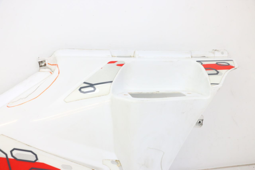 photo de TAPA DEBAJO DEL ASIENTO DERECHO HYTRACK ST 170 (2020 - 2024) - Marcados y referencias originales