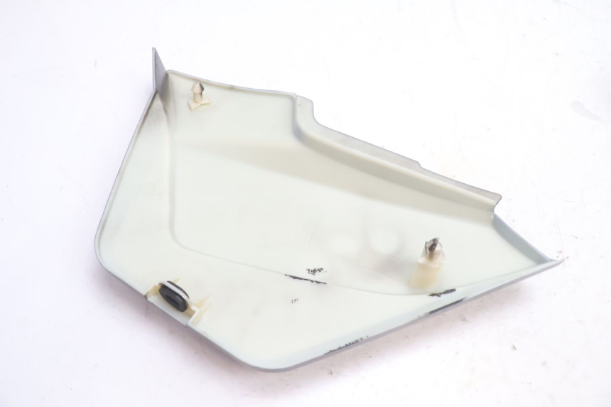 photo de TAPA BAJO ASIENTO DERECHO YAMASAKI STREET 50 (2013 - 2018) - Primer plano técnico