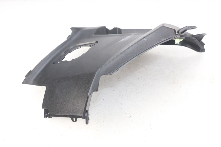 photo de TAPA BAJO EL ASIENTO DERECHO PEUGEOT STREETZONE 4T 50 (2018 - 2023) - Primer plano técnico