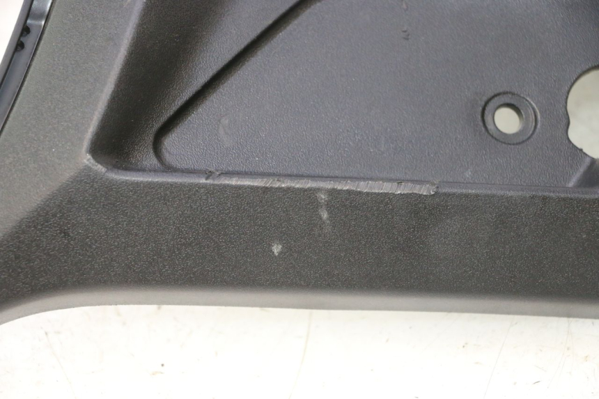 photo de TAPA BAJO ASIENTO DERECHO PEUGEOT STREETZONE NAKED 2T 50 (2014 - 2018) - Estado de la superficie y material
