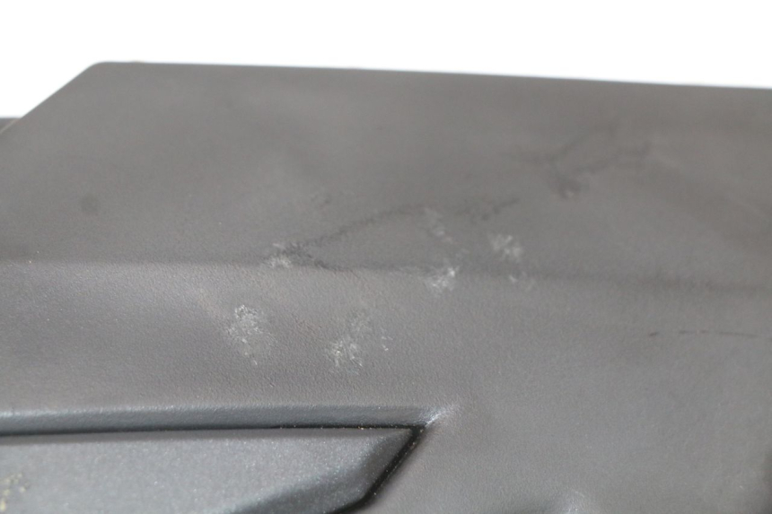 photo de TAPA BAJO ASIENTO DERECHO KYMCO SUPER 8 4T 50 (2021 - 2024) - Detalles de los puntos de fijación