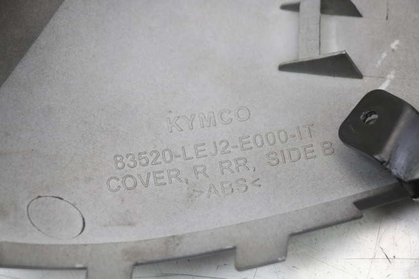 photo de TAPA BAJO ASIENTO DERECHO KYMCO SUPER 8 125 (2008 - 2015) - Primer plano técnico