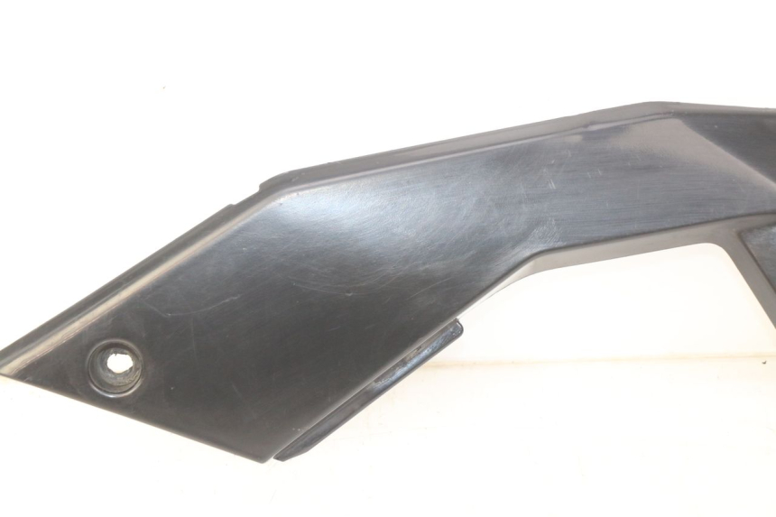 photo de TAPA BAJO EL ASIENTO DERECHO. APRILIA SX 50 (2011 - 2017) - Primer plano técnico